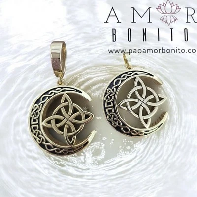 Amuleto Luna Celta con Nudo de Bruja | Protección y Positiva | Baño de Oro 14k - Image 1 of 4