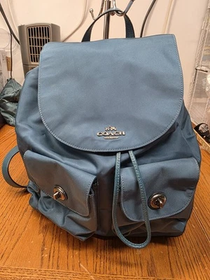 Mochila de cuero de nailon verde azulado oscuro COACH New York con cordón Turnlock F58814 L Foto 1 de 4