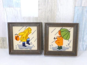 Set 2 impermeabili rifiniti punto ago bambina con ombrello verde ragazzo in giallo - Foto 1 di 10