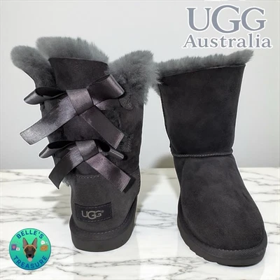 UGG Bailey Bow II Botas de Nieve Juveniles 4 Gris Gamuza Piel de Oveja Forradas Botines Y2K Foto 1 de 4