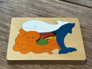 "ROMPECABEZAS EN CAPAS DE MADERA HECHO A MANO GEORGE LUCK ~ 6 piezas ~ Ballena y amigos 4"" x 6"" Reino Unido usado en excelente estado" - Imagen 1 de 7