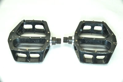 DMR V8 CLASSIC DU 13 STUDDED MTN BMX BICYCLE BLACK PLATFORM PEDALS 9/16 x 20 TPI - Image 1 of 4