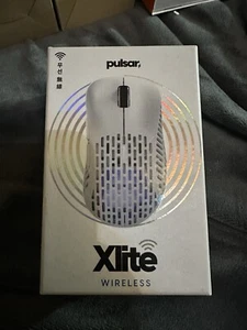 Pulsar Xlite V3 Größe 2 - Medium kabellose Gaming-Maus (weiß) - Bild 1 von 4