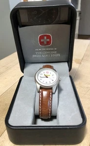 Werbe Wenger Swiss Army Damenuhr braun Leder Quarz 50M Mott’s Logo - Bild 1 von 5