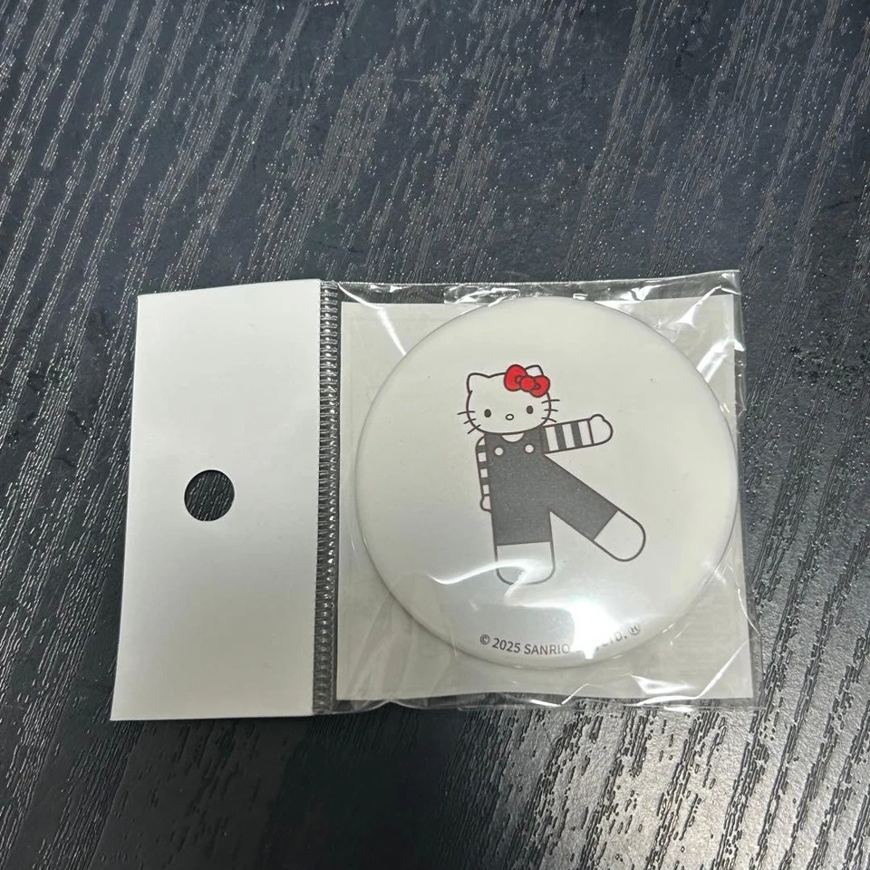 Hello Kitty 50th Anniversary Badge Romaji K Limited Edition Gebraucht - Bild 1 von 1