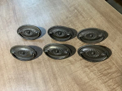 Lote de 6 tiradores de cajón de fianza vintage estampados de acero envejecido ornamentado Foto 1 de 3