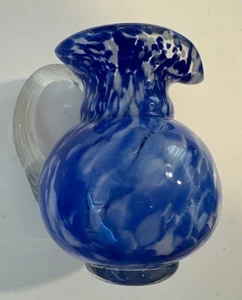 Eleganter blauer Konfetti mundgeblasener Krug - klein mit geripptem Glasgriff - Bild 1 von 8