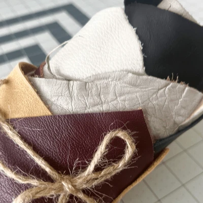 Lote de restos de cuero mixto | Lote de 3 piezas de tapicería, herramientas, suministros artesanales Foto 1 de 4