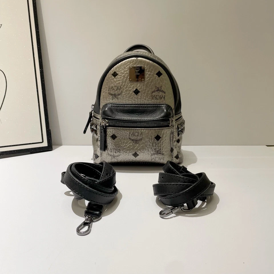 Mochila para mujer MCM Metallic Visetos con tachuelas pequeña de cuero negro plateada” Foto 1 de 4