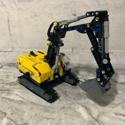 Lego 42121 Technic Heavy-Duty Excavator. **Incmplete Retired Set - Image 1 of 4