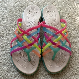 Sandalias Crocs Huarache Arco Iris con Tiras Mujer 10 Cómodas Ligeras Sin Cordones - Imagen 1 de 6