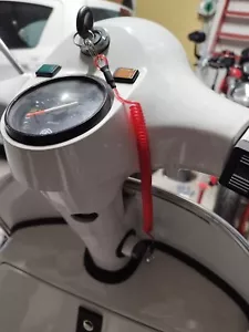 Portachiavi a molla spirale vespa vintage; colore rosso - Foto 1 di 4