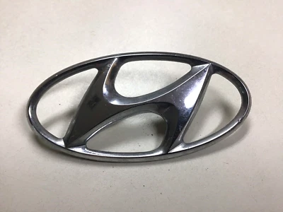 2000-2002 HYUNDAI ACCENT TAMPA TRASEIRA EMBLEMA EMBLEMA FABRICANTE DE EQUIPAMENTO ORIGINAL  - Imagem 1 de 4