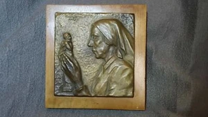 Antike Bronzeskulptur/Plakette/Wandhänger mit Frau mit Statue signiert 1948 - Bild 1 von 9