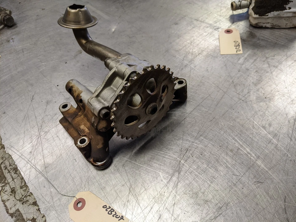 Engine Oil Pump For 99-01 Volkswagen Jetta  2.0 06A115105B - Image 1 of 4