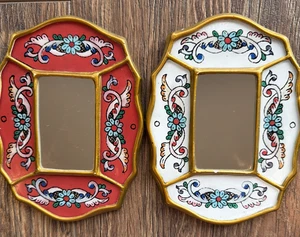 Vintage peruanisches umgekehrt bemaltes Glas ~ 2er Set kleine hängende Spiegel - Bild 1 von 19