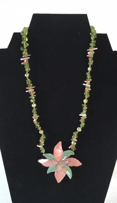 Collar de Colección Lee Sands Flor de Hibisco Colgante con Peridoto Perla Coral y Concha Nuevo en Caja Foto 1 de 4