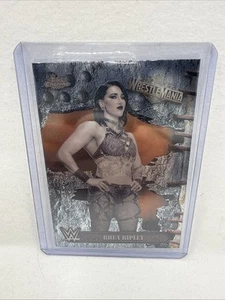 Topps WWE Chrome 2025 Cactus Jack WrestleMania 41 RHEA RIPLEY #2 Base - Foto 1 di 2