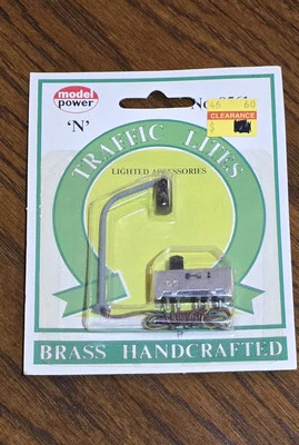 Model Power 8561 N Right Hand Hanging Traffic Light Sealed - Image 1 of 4