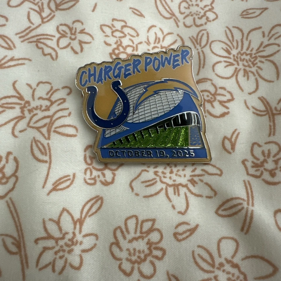2025 Charger Power LA Chargers Game Day Pin VS Colts 19/10/25 - Imagem 1 de 1