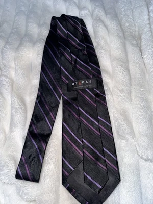 Corbata de seda de diseñador Axcess Claiborne a rayas moradas para hombre Foto 1 de 3