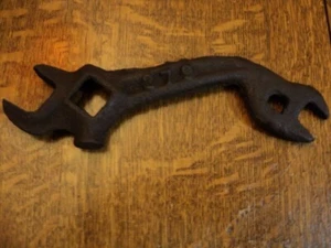 ANTIQUE SQUARE NUT WAGON WHEEL 9" RUSTY PRIMITIVE FARM 5 TOOL WRENCH - Picture 1 of 8