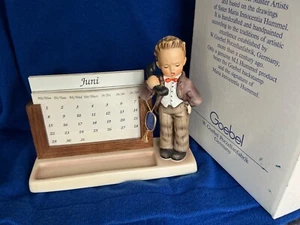 Goebel Hummel 788A Ewiger Kalender Hallo Figur mit Datumskarten mit Box - Bild 1 von 6