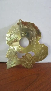 Goldfarbenes Messing 1985 GLÜCKLICHE HOLIDAYS KRANZ Weihnachtsschmuck - Bild 1 von 4