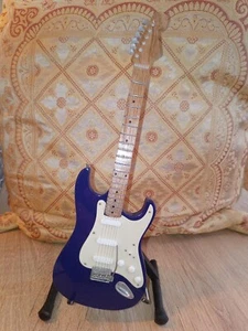 French Navy Blue Fender Strat. 25cm Wohnraum Deko mit Stand. Ikonisch! (01-15) - Bild 1 von 1