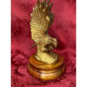Statuina vintage aquila in ottone volante con base in legno peso carta decorazione India 7" - Foto 1 di 12