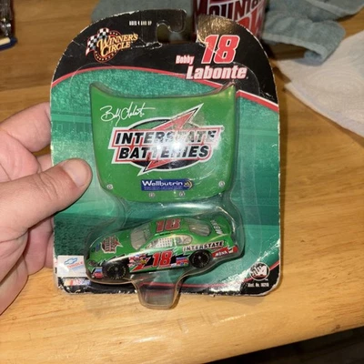 BATERÍAS INTERESTATALES BOBBY LABONTE #18 1:64 VERDE AUTO FIRMADO CAPÓ CÍRCULO DE GANADORES Foto 1 de 3