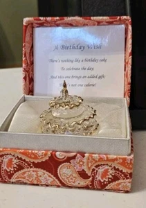 Pastel de cumpleaños de vidrio con detalles en tono dorado con caja de recuerdo de satén rosa y rojo - Imagen 1 de 6