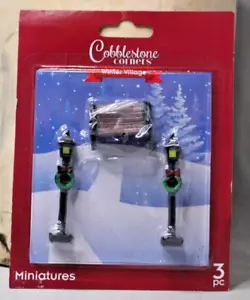 Esquinas de adoquines miniaturas navideñas invierno pueblo conjunto poste de luz banco - Imagen 1 de 5