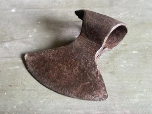 Una vecchia ascia da taglio rustica in ferro ricco di patina forgiata a mano ferro legno ettaro. - Foto 1 di 19