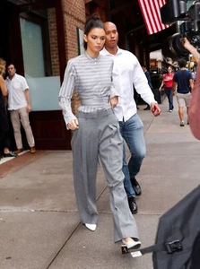 Neu mit Etikett graue hoch geschnittene Hose im Clebrity-Stil weites Bein Plissee M - Bild 1 von 6