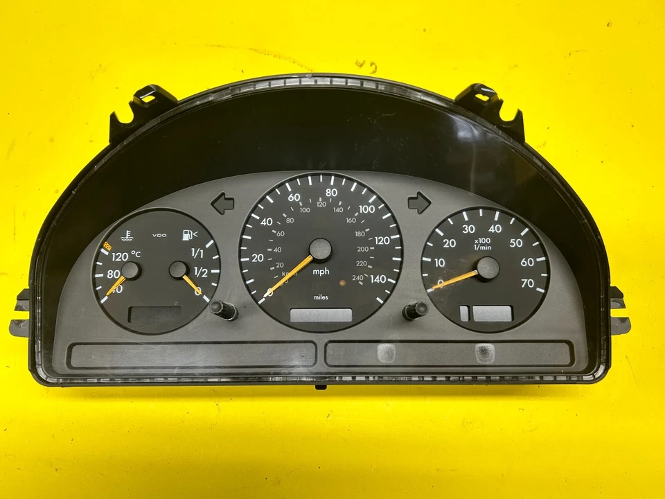 2002-2005 MERCEDES ML500 SPEEDOMTER INSTRUMENT CLUSTER GAUGE OEM 3319210087 — 第 1/4 张图片
