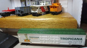 5 TYCO HO FREIGHT CARS-TROPICANA BOX, MONON HOPPER, 2 CABOOSES, OPERATING FLAT - Picture 1 of 4