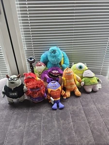 Disney Pixar Monsters University Plush Soft Toy Bundle, Mike Wazowski, Sulley - Foto 1 di 11