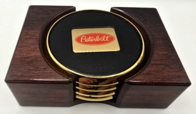 Juego de 4 posavasos Peterbuilt de cuero y latón en estante de madera Foto 1 de 4