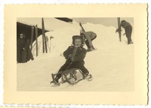 Petite fille sur une luge hiver sport - photo ancienne an. 1950 - Picture 1 of 1