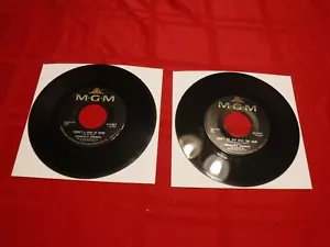 Herman's Hermits MGM K13681 K13761 1967 7" 45 RPM Kind of Hush Don't Go Out Rain - Imagen 1 de 7