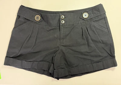 Pantalones cortos de vestir Elle negros con detalle de botones para mujer 16 plisados puños entrepierna de 4" Foto 1 de 4