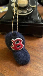 Hecha a mano con aguja fieltro lana roja similar a los SOX adorno BOSTON, HECHA EN EE. UU. - Imagen 1 de 3