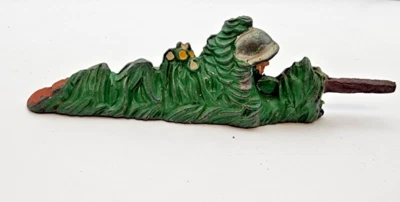 Rifle largo casco de francotirador acostado en la hierba MANOIL de colección Foto 1 de 4