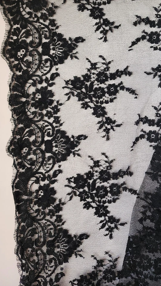 Tela de encaje francesa negra de lujo vintage patrón floral 59"x34" borde festoneado Foto 1 de 4