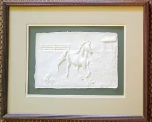 Arte pictórico enmarcado en papel blanco prensado caballo galopante granja occidental - Imagen 1 de 7