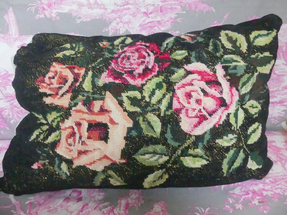 Canevas ancien ROSES monté en Coussin couture à rectifier voir photos 45cmX31cm - Photo 1/4