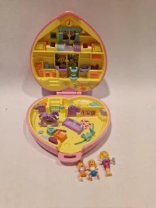 C3-AH POLLY POCKET PERFECT PLAYROOM BABYSITTING BLUEBIRD RETRO TOY 1994ROSA HERZ - Bild 1 von 7