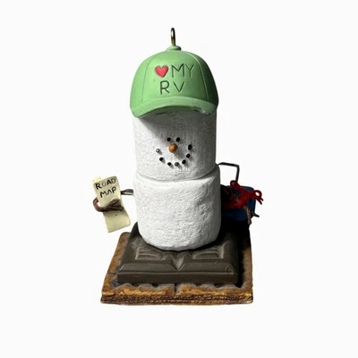 Casa rodante Smores original muñeco de nieve excursionista adorno mapa de carretera cámper sombrero verde medio oeste Foto 1 de 4