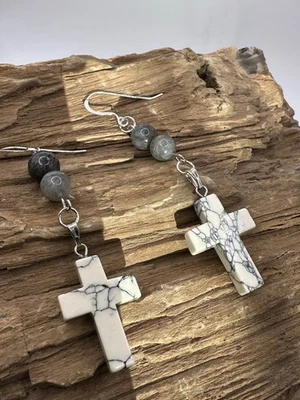 Pendientes colgantes con cuentas de labradorita gris y cruz de magnesita Foto 1 de 4